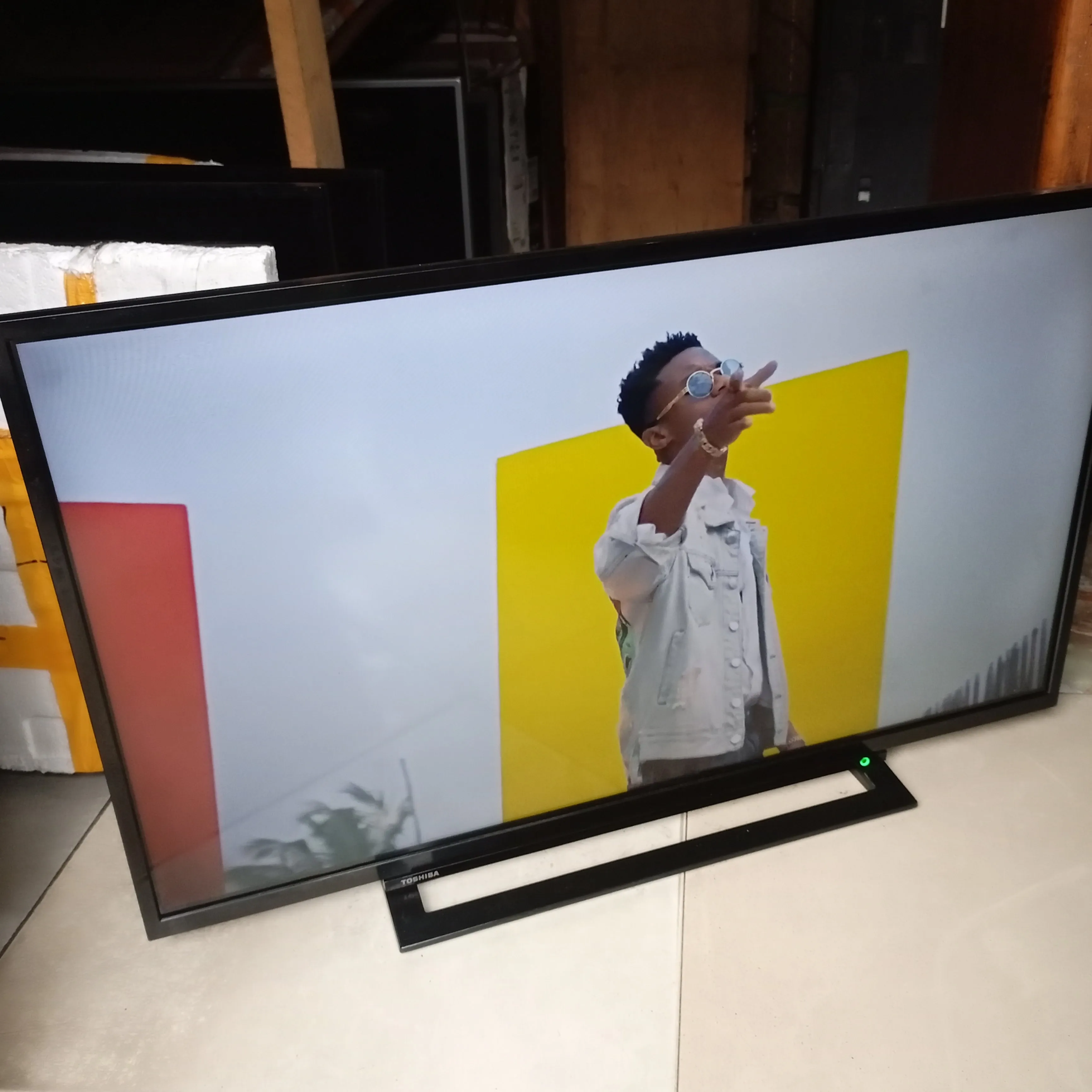 TOSHIBA 40 Inch Smart Full HD LED TV - London Used